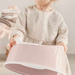 smart-potty-powder-pink-white-lookbook-03-pp-babybjorn.jpeg