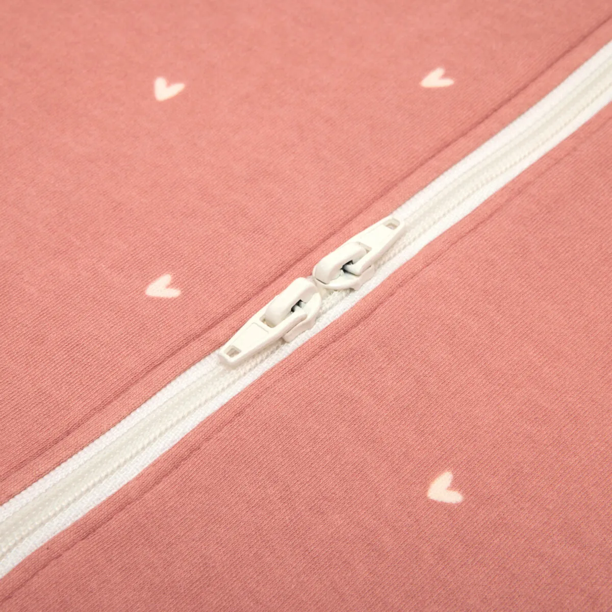 ergobaby-vreca-za-spavanje Ergobaby vreća za spavanje s nogavicama Rose Hearts (18-36 L) TOG 0,5 - Slika 3